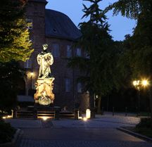 Das Grafschafter Museum in der Abenddämmerung mit angeleuchteter Statue der Kurfürstin Luise Henriette.
