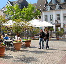 Der Altmarkt mit Straßencafé und Passantinnen
